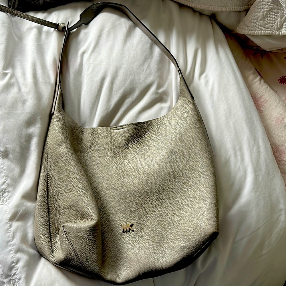 Shoulder bag it has a ripe in the inside pocket